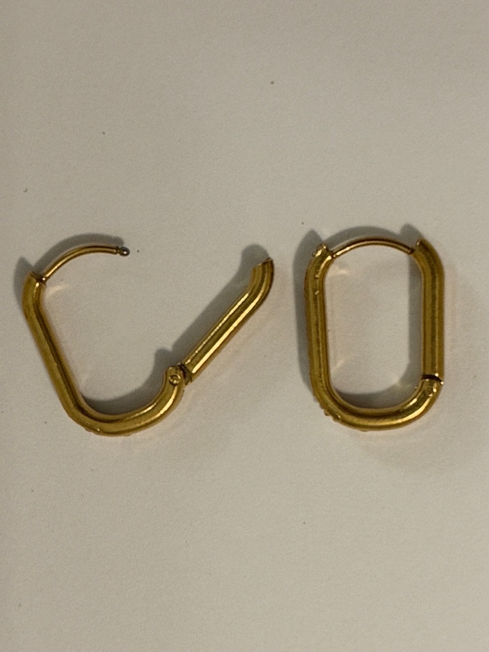 Polished Gold Oval Hinge Hoop Earrings — Women’s Everyday Luxe